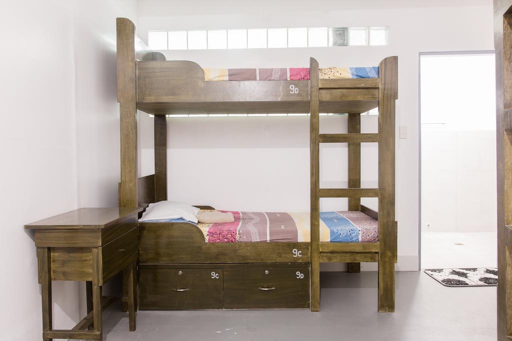 Lokal Hostel Makati City Номер фото