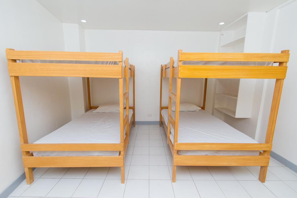 Lokal Hostel Makati City Номер фото