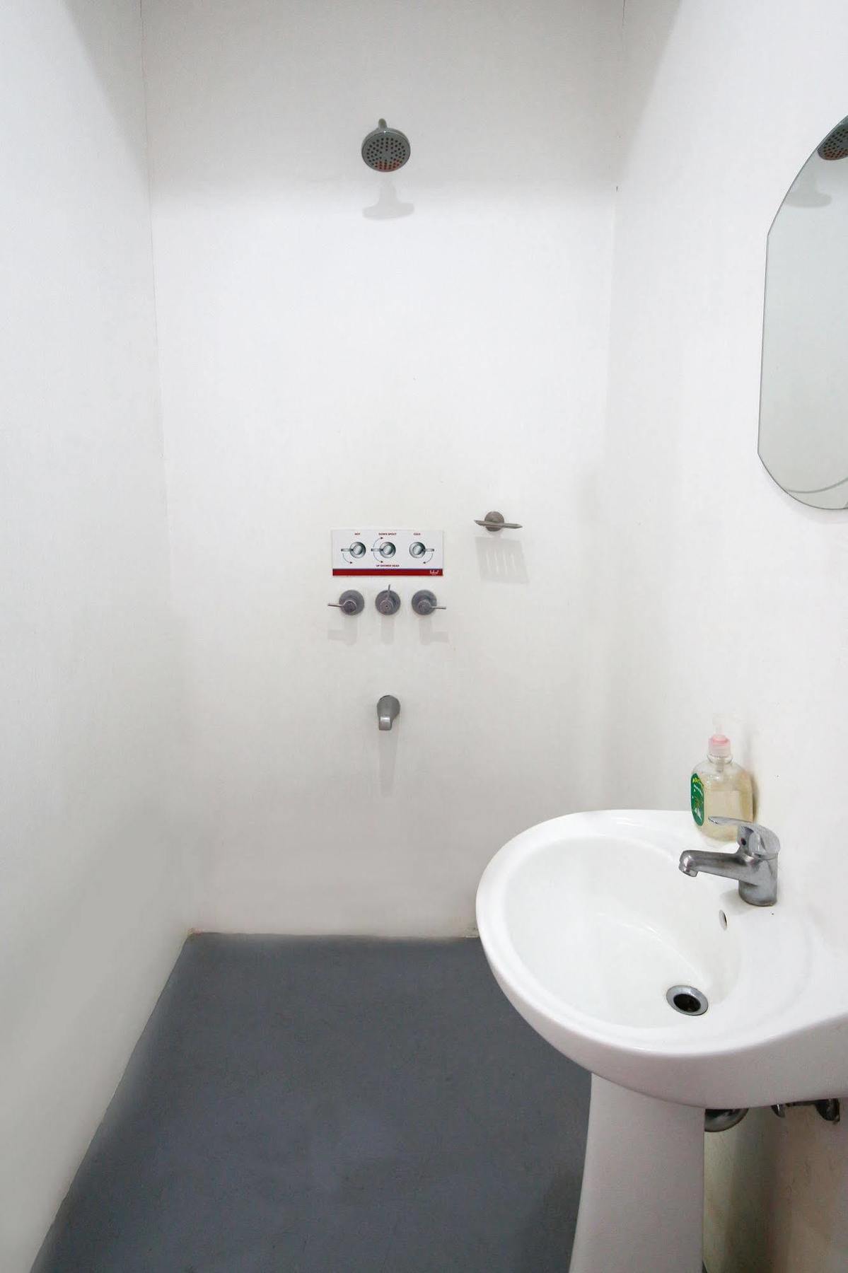 Lokal Hostel Makati City Екстер'єр фото