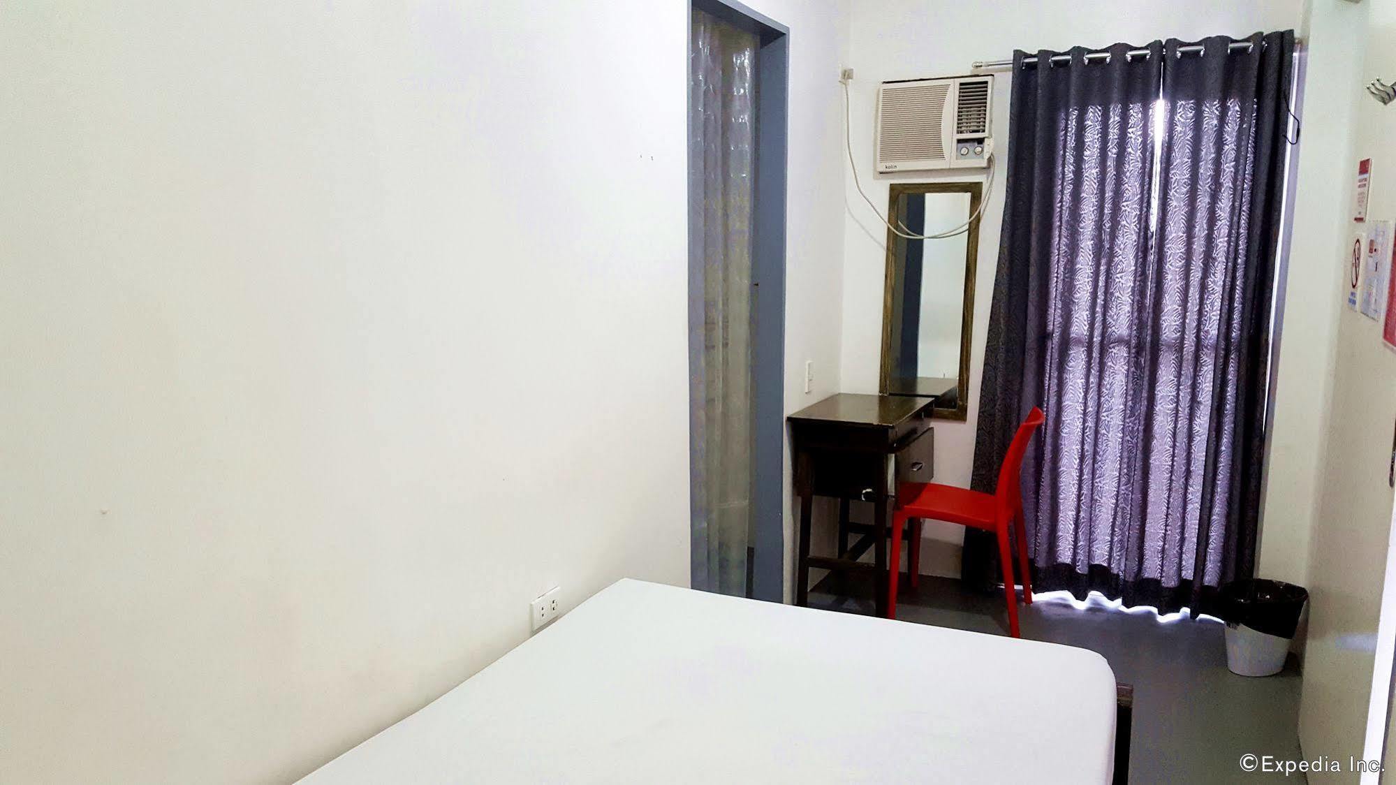 Lokal Hostel Makati City Екстер'єр фото